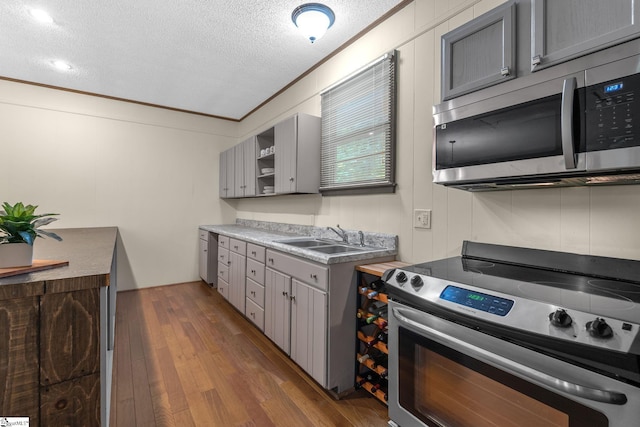 212 Middleton Shores Dr, Anderson, SC 29621 - kitchen with appliances with stainless steel finishes, a sink, gray cabinets, a textured ceiling, and dark wood-type flooring