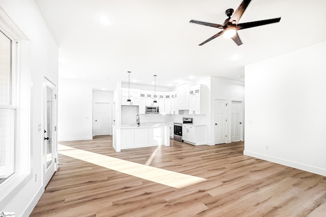 136 Susans Rd, Gaffney, SC 29341 - unfurnished living room featuring a ceiling fan, light wood finished floors, baseboards, and recessed lighting