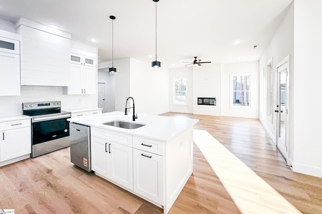 136 Susans Rd, Gaffney, SC 29341 - kitchen with appliances with stainless steel finishes, a sink, light wood-type flooring, ceiling fan, and recessed lighting