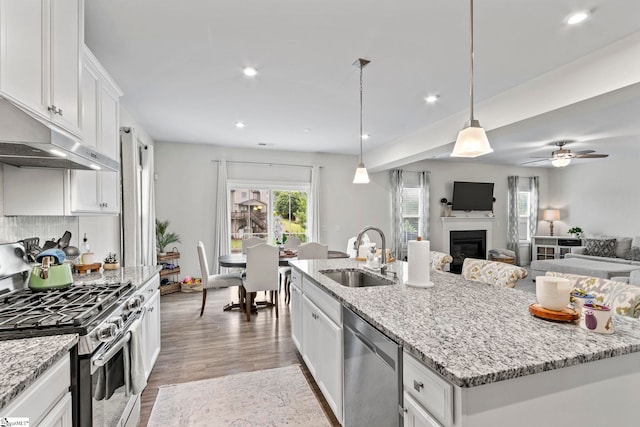 311 Sandusky Ln, Simpsonville, SC 29680 - kitchen featuring a sink, appliances with stainless steel finishes, a kitchen island with sink, white cabinetry, and light wood-style floors