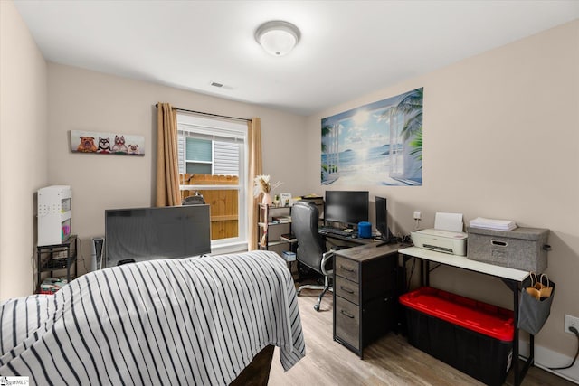 101 Sunrise Rd, Spartanburg, SC 29302 - bedroom with light wood-style flooring and an office area