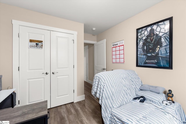 101 Sunrise Rd, Spartanburg, SC 29302 - sitting room with dark wood-style floors and baseboards