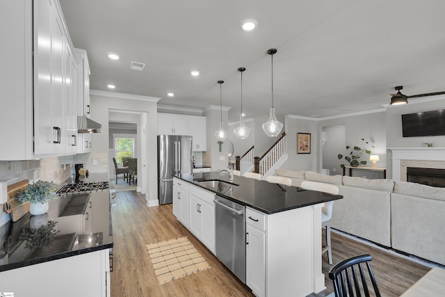 113 Marshfield Trl, Simpsonville, SC 29680 - kitchen with appliances with stainless steel finishes, a sink, a kitchen breakfast bar, ornamental molding, and under cabinet range hood