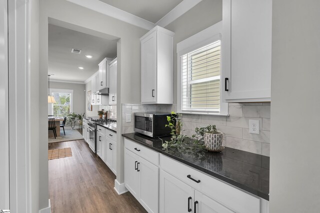 113 Marshfield Trl, Simpsonville, SC 29680 - kitchen featuring stainless steel microwave, white cabinetry, crown molding, dark wood finished floors, and tasteful backsplash