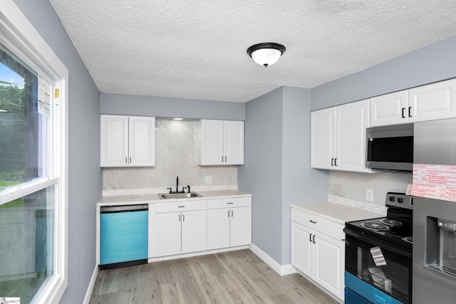 127 Chelsea St, Moore, SC 29369 - kitchen with appliances with stainless steel finishes, a sink, backsplash, light wood finished floors, and light countertops