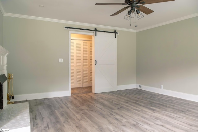 418 N Alabama Ave, Chesnee, SC 29323 - unfurnished living room with ceiling fan, crown molding, wood finished floors, baseboards, and a barn door