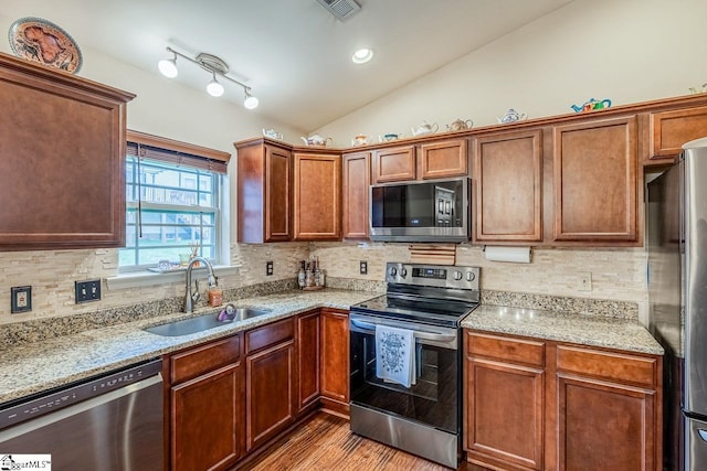 653 Chartwell Dr, Greer, SC 29650 - kitchen featuring stainless steel appliances, a sink, tasteful backsplash, and lofted ceiling