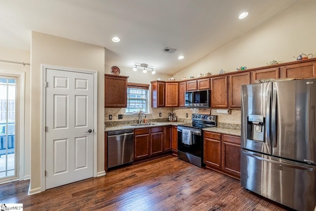 653 Chartwell Dr, Greer, SC 29650 - kitchen with appliances with stainless steel finishes, a sink, dark wood-style floors, backsplash, and vaulted ceiling