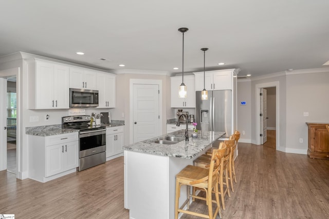 881 Cothran Rd, Inman, SC 29349 - kitchen with appliances with stainless steel finishes, a sink, crown molding, light wood-style floors, and recessed lighting