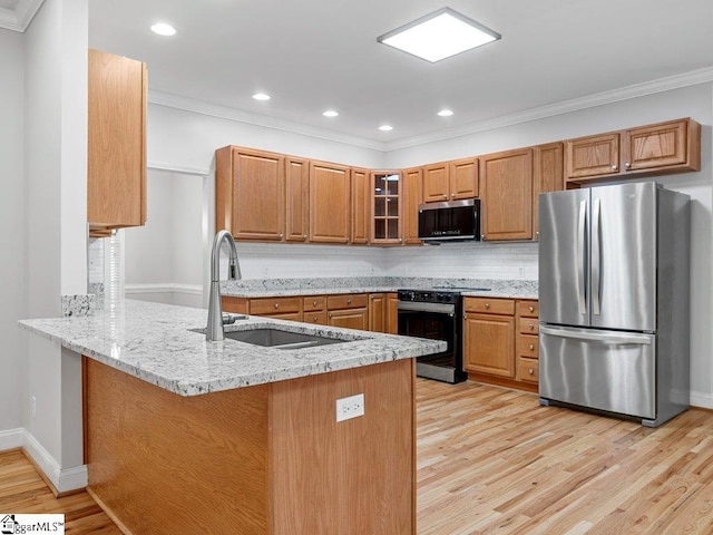 251 Saddlebrook Dr, Moore, SC 29369 - kitchen with freestanding refrigerator, range with electric cooktop, a sink, a peninsula, and light wood finished floors