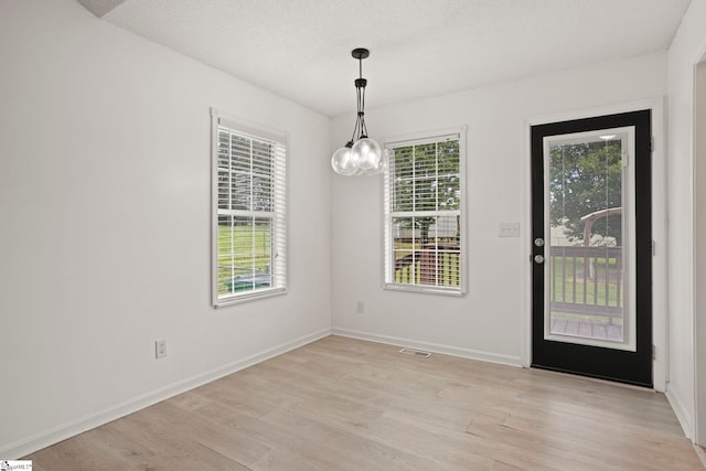 147 Highland Ridge Trl, Boiling Springs, SC 29316 - foyer featuring a chandelier, plenty of natural light, light wood-type flooring, and a textured ceiling
