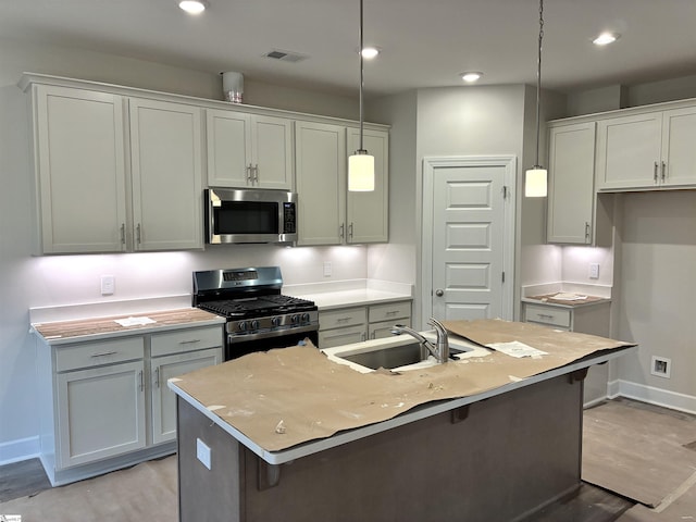 213 Fenner Pl, Greenville, SC 29607 - kitchen featuring appliances with stainless steel finishes, a sink, light wood finished floors, baseboards, and recessed lighting