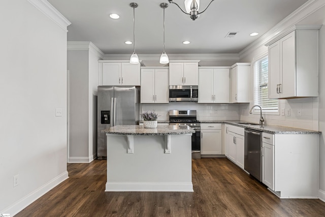 122 Rivermill Pl, Piedmont, SC 29673 - kitchen featuring stainless steel appliances, a sink, a center island, tasteful backsplash, and light stone countertops