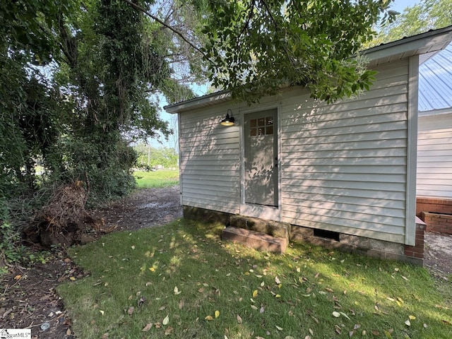 800 W Hampton St, Laurens, SC 29360 - view of side of property featuring entry steps, a yard, and crawl space