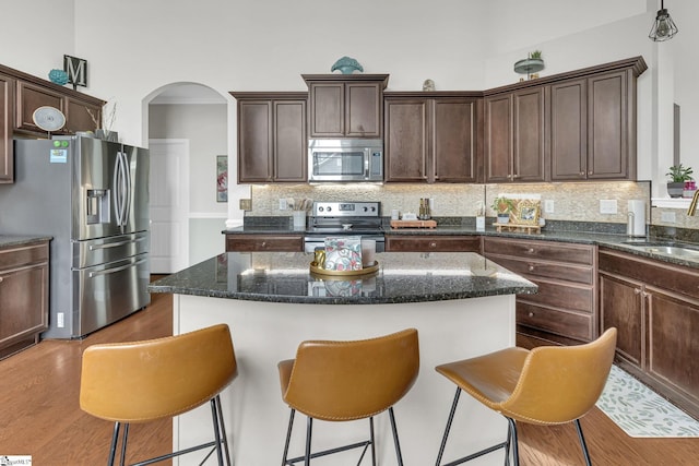 204 Medoc Ln, Moore, SC 26369 - kitchen featuring appliances with stainless steel finishes, a kitchen island, a sink, and dark brown cabinetry