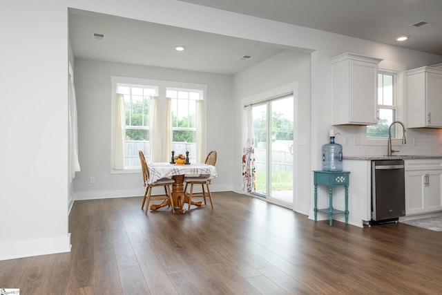 800 Redmill Ln, Duncan, SC 29334 - dining room featuring dark wood-style flooring, healthy amount of natural light, baseboards, and recessed lighting