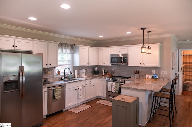 113 Hardy St, Williamston, SC 29697 - kitchen featuring stainless steel appliances, a sink, a peninsula, white cabinets, and a breakfast bar