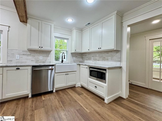 800 Holiday Dam Rd, Honea Path, SC 29654 - kitchen with appliances with stainless steel finishes, a sink, light wood-type flooring, plenty of natural light, and crown molding