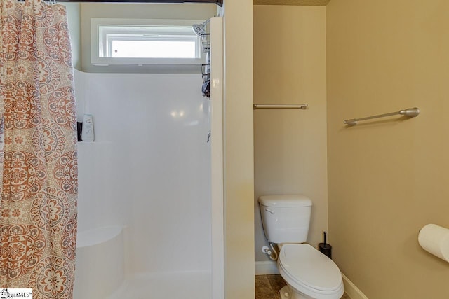 809 Dove Creek Ct, Boiling Springs, SC 29316 - full bathroom with curtained shower, toilet, and baseboards