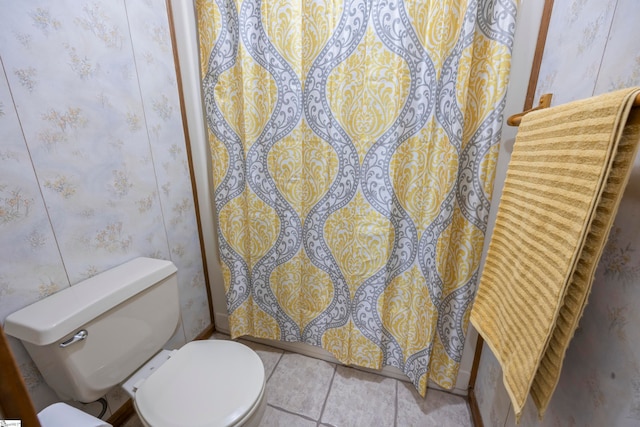 280 Kari Dr, Westminster, SC 29693 - full bath featuring toilet, wallpapered walls, a shower with shower curtain, and tile patterned flooring