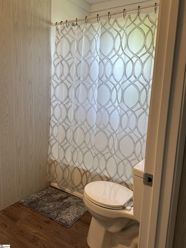 71 2nd St, Laurens, SC 29360 - full bathroom featuring wood finished floors, toilet, and a shower with shower curtain