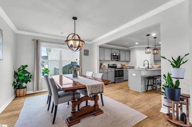 7110 Luna Mae Ct, Boiling Springs, SC 29316 - dining area featuring a chandelier, ornamental molding, light wood-type flooring, baseboards, and recessed lighting