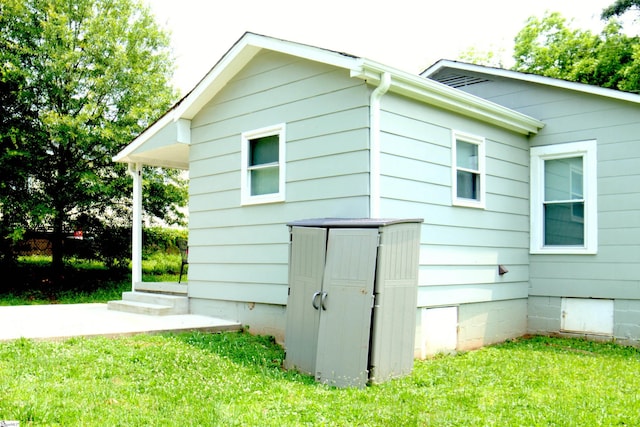 210 Mcdowell St, Laurens, SC 29360 - view of side of home with a lawn and crawl space