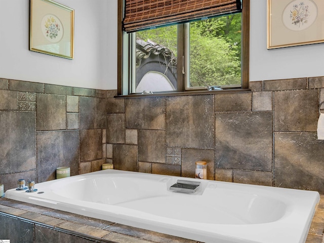 380 Montagu Dr, Spartanburg, SC 29301 - full bath featuring a bath and tile walls