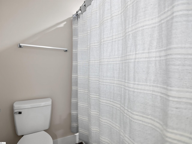 197 Falling Creek Rd, Spartanburg, SC 29301 - bathroom with toilet and curtained shower