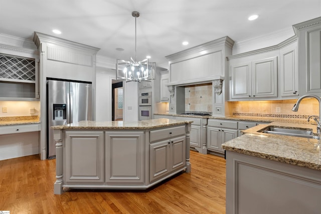 601 Brixton Cir, Simpsonville, SC 29681 - kitchen with stainless steel appliances, a sink, gray cabinetry, crown molding, and light wood finished floors