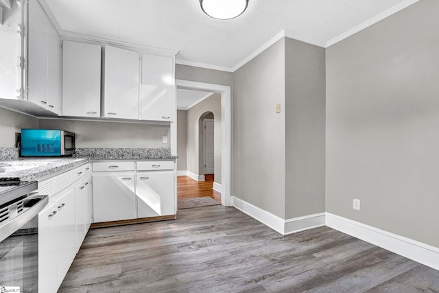 503 Davidson St, Clinton, SC 29325 - kitchen with arched walkways, light wood-style flooring, white cabinets, and ornamental molding