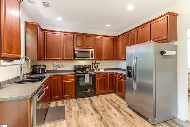 835 Terrace Creek Dr, Duncan, SC 29334 - kitchen with stainless steel appliances, a sink, light wood-style flooring, dark countertops, and recessed lighting