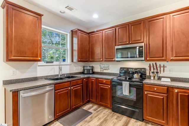 835 Terrace Creek Dr, Duncan, SC 29334 - kitchen featuring stainless steel appliances, a sink, dark countertops, light wood finished floors, and recessed lighting
