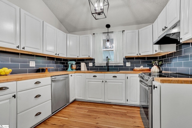 405 Wilson Bridge Rd, Simpsonville, SC 29680 - kitchen featuring stainless steel appliances, a sink, white cabinets, light wood-style floors, and a textured ceiling