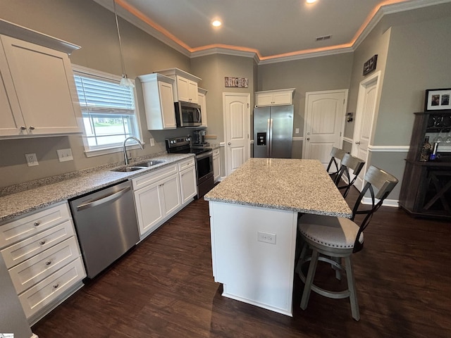 844 Brennan Way, Lyman, SC 29365 - kitchen with appliances with stainless steel finishes, a sink, a center island, a breakfast bar, and white cabinets