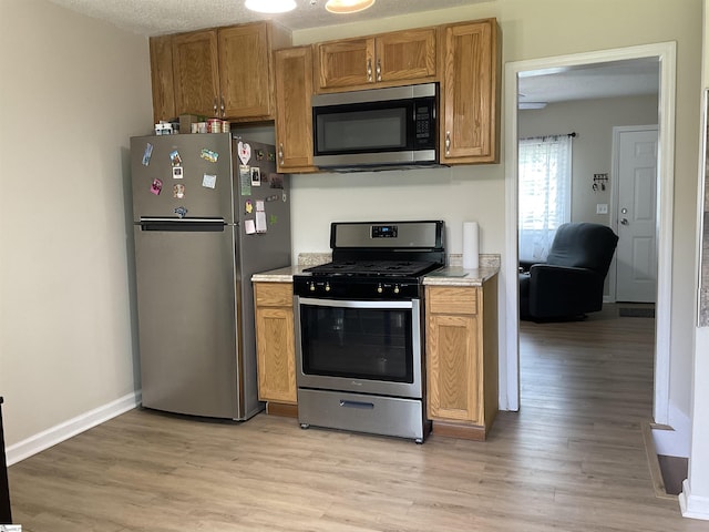 407 Old Farm Rd, Moore, SC 29539 - kitchen with stainless steel appliances, light wood-style flooring, and light countertops
