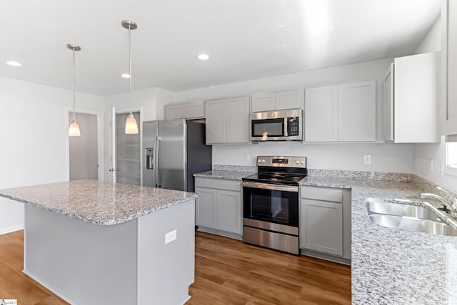 474 Grantham Ct, Spartanburg, SC 29303 - kitchen with appliances with stainless steel finishes, a sink, a kitchen island, wood finished floors, and recessed lighting