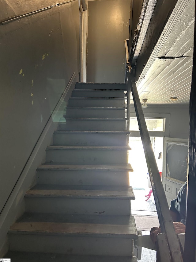 304 Jones St, Laurens, SC 29360 - view of stairway