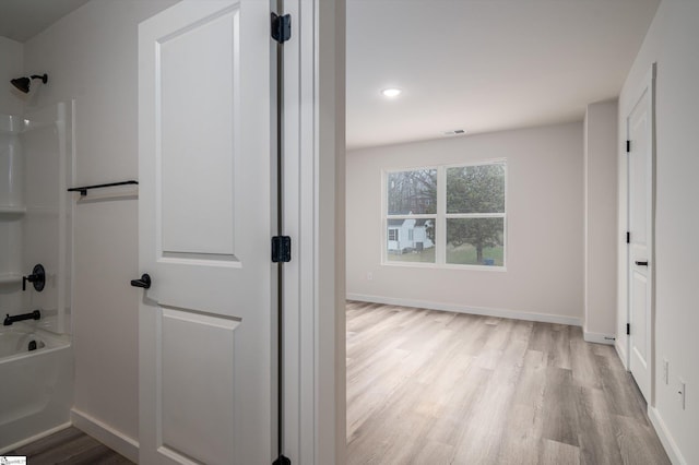 3834 Maid Marion Ln, Spartanburg, SC 29302 - full bathroom featuring wood finished floors, shower / washtub combination, baseboards, and recessed lighting