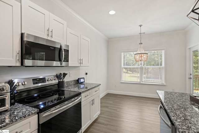 381 Butler Rd, Lyman, SC 29365 - kitchen featuring stainless steel appliances, a chandelier, white cabinetry, light wood-type flooring, and ornamental molding