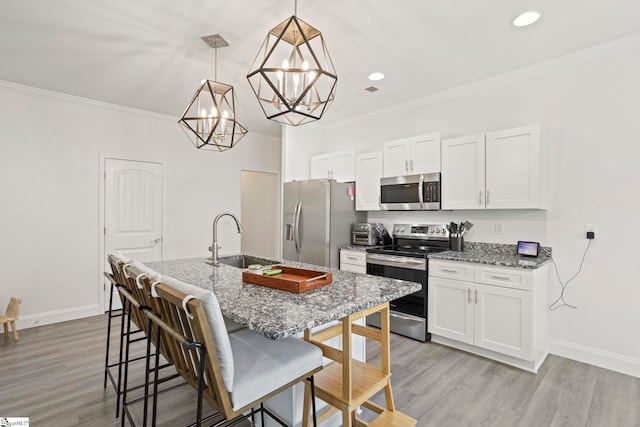 381 Butler Rd, Lyman, SC 29365 - kitchen featuring appliances with stainless steel finishes, a sink, ornamental molding, a chandelier, and a kitchen bar
