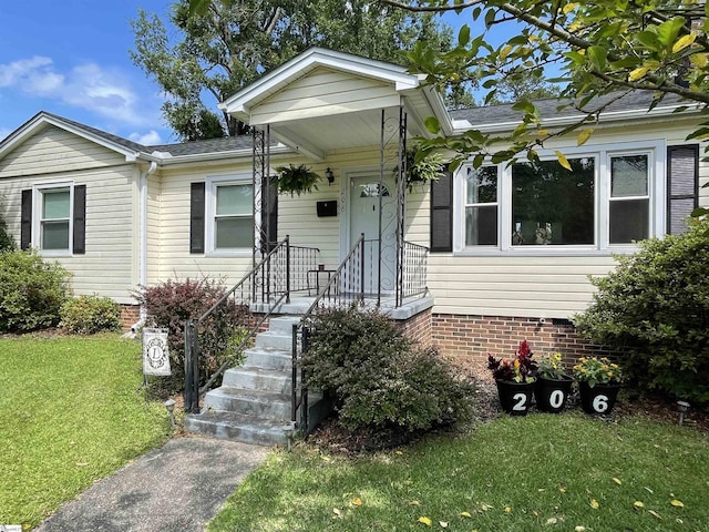 206 Caldwell St, Clinton, SC 29325 - view of front facade featuring a front lawn and a shingled roof