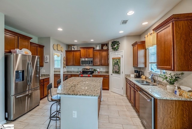 208 Castleton Cir, Boiling Springs, SC 29316 - kitchen featuring appliances with stainless steel finishes, plenty of natural light, a center island, recessed lighting, and a kitchen bar