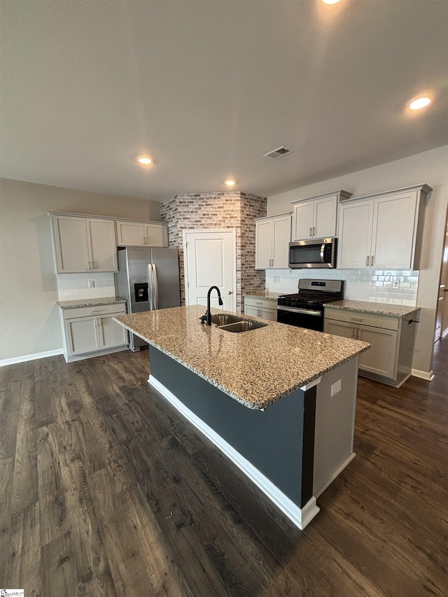 63 Oak Edge Ln, Greer, SC 29651 - kitchen featuring stainless steel appliances, a center island with sink, backsplash, dark wood-style floors, and recessed lighting