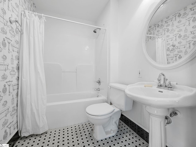 772 Glendalyn Ave, Spartanburg, SC 29302 - full bath featuring shower / tub combo and tile patterned floors