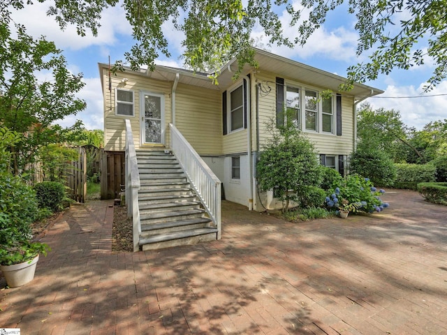 772 Glendalyn Ave, Spartanburg, SC 29302 - view of front of home with stairway