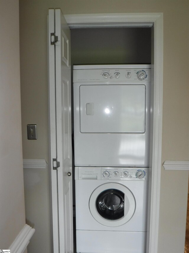279 Finch Rd, Wellford, SC 29385 - laundry area featuring stacked washer and clothes dryer