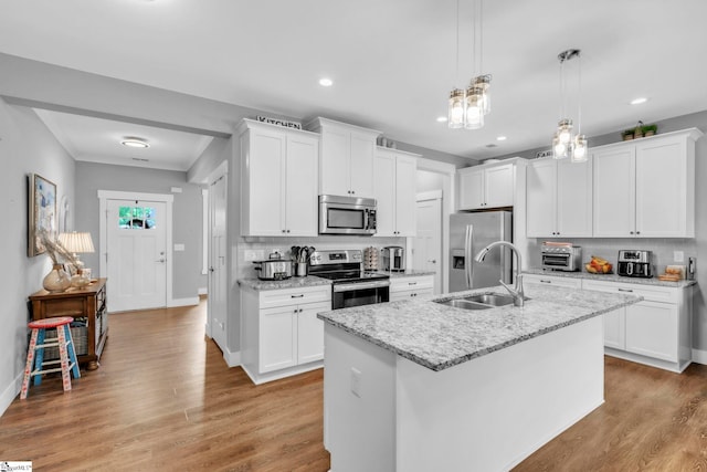 542 Drayton Hall Blvd, Duncan, SC 29334 - kitchen with appliances with stainless steel finishes, tasteful backsplash, light wood-type flooring, an island with sink, and recessed lighting