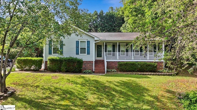 121 Chesterfield Ct, Easley, SC 29640 - ranch-style home with covered porch and a front yard