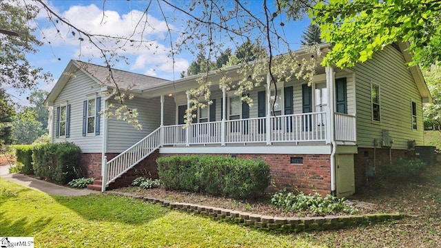 121 Chesterfield Ct, Easley, SC 29640 - view of front of home featuring covered porch, crawl space, stairway, and a front lawn